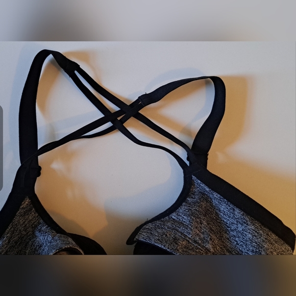 Victoria's Secret Sports Bra size 36B - Picture 5 of 5